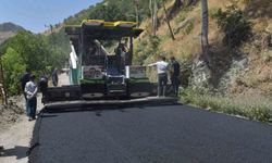 Şemdinli ve Derecik'te asfalt çalışmaları sürüyor