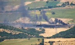Seyir halindeki araç alev aldı, yangın otluk alana sıçradı
