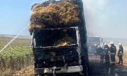 Seyir halindeki balya yüklü kamyon alev alev yandı