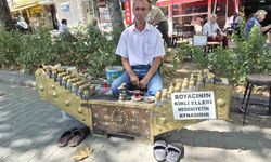 Seyyar ayakkabı boyacısının astığı yazı çevrede dikkat çekiyor
