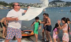 Sıcaktan kavrulan Bodrum'da sahile 2 ton buz döküldü