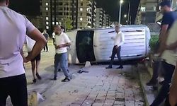 Siirt'te araç kaldırıma çıkıp yan yattı