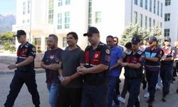 Sırıtarak girdiği adliye binasından tutuklanarak çıktı