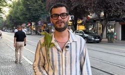 Sokakta iguana gören çocuklar yanına koştu
