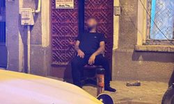 Sokakta sandalye üzerinde sızan şahıs polisi harekete geçirdi