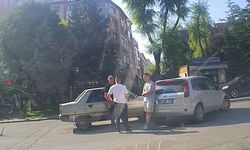 Sokaktan caddeye çıkan otomobil seyir halindeki diğer otomobil ile çarpıştı