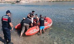 Su seviyesinin yükselmesiyle mahsur kalan 10 kişi botla kurtarıldı