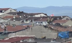 Sultangazi'de çatı tadilatı sırasında yangın çıktı: Bir vatandaş yangına su dökerek müdahale etti