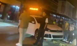 Sürücüsünün kontrolünden çıkan otomobil mantar duba üzerinde askıda kaldı