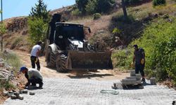 Tarsus'ta kırsal mahallelerin yolları parkeyle yenileniyor