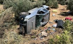 Tarsus'ta pikap şarampole yuvarlandı: Baba ve oğlu yaralandı