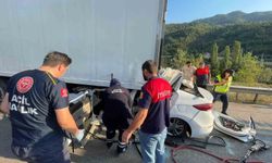Tıra arkadan çarpan otomobilin sürücüsü hayatını kaybetti