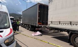 Tırın stop lambasını tamir ettirirken başka bir tırın çarpmasıyla sıkışıp can verdi