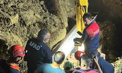 Toprak altında kalan baba oğul kurtarıldı