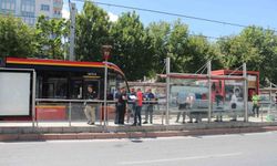 Tramvayın çarptığı genç kadın ağır yaralandı