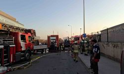 Tuzla'da seramik deposu ve teknelere sıçrayan yangın söndürüldü
