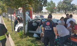 U dönüşü yapan otomobil kaldırıma çıktı: 1 yaralı