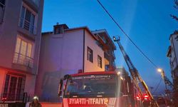 Ümraniye'de 5 katlı binanın çatısında çıkan yangın paniğe neden oldu