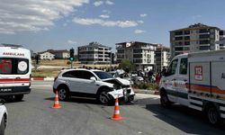Uşak'ta otomobil ile cip çarpıştı: 3 yaralı