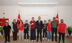 Üzümlü'de başarılı güreşçilerden Kaymakam Hökelekli'ye ziyaret