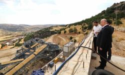 Vali Küçük, taş kırma ve eleme tesisinde incelemelerde bulundu