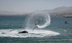 Van Gölü'nde Türk bayrağıyla nefes kesen flyboard gösterisi