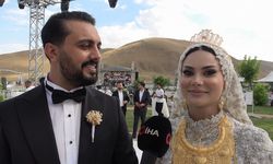 Van'da paraların havada uçuştuğu düğün: Damada yaklaşık 20 milyon TL, geline kilolarca altın takıldı