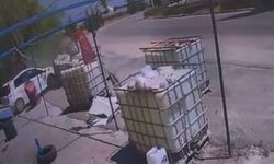 Virajı alamayan otomobil dükkana daldı