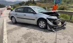 Yağışlı havada kontrolden çıkan otomobil bariyerlere çarptı: 4 yaralı