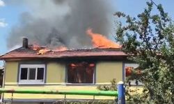 Yangında iki katlı ev kullanılamaz hale geldi