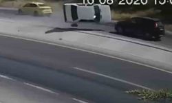 Yola fırlayan parçadan kurtulmak isterken karşı şeride uçarak 2 otomobille çarpıştı: 2 ölü