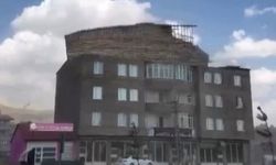Yüksekova'da ani fırtına bir binanın çatısını uçurdu