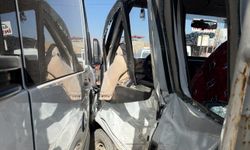 Yüksekova'da minibüs ile kamyonet çarpıştı: 10 yaralı