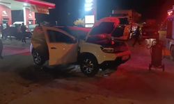 Yüksekova'da seyir halindeki araç alev aldı: Sürücü ve çocukları ölümden döndü
