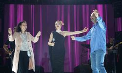 Zafer Bayramı ve festival coşkusu bir arada yaşatıldı: Ebru Yaşar kulakların pasını sildi