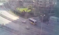 Zeytinburnu'nda İETT otobüsünün site duvarına çarpma anı kamera
