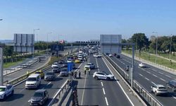 Zeytinburnu'nda panelvan araç alev alev yandı