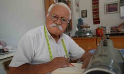 55 yıllık terzi, boş vakitlerini kitap okuyarak geçiriyor