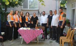 85 yaşındaki Emine nineye sürpriz doğum günü: 'İlk kez doğum günüm kutlandı, pastayı görünce şoke oldum'