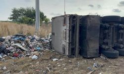 Adana'da atık yüklü tır devrildi: Sürücü yaralandı