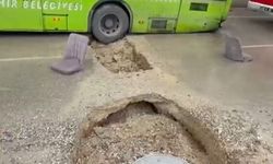 Adana'da belediye otobüsü yağış sonrası oluşan çukura düştü