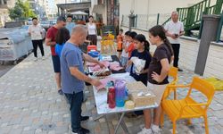 Adana'da çocuklar orman yangınından etkilenen vatandaşlar için tezgah açtı