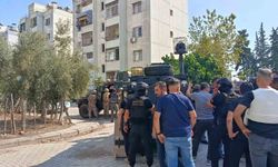 Adana'da kesinleşmiş hapis cezası olan şahıs elindeki patlayıcıyla polise direniyor