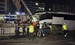 Adana'da yolcu otobüsü alt geçit duvarına çarptı: 11 yaralı
