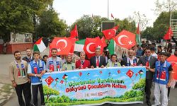 Ağrı'da bin öğrenci Gazze için yürüdü, uçurtmalarını gökyüzüne bıraktı