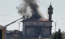 Ağrı'da caminin çatısında çıkan yangın paniğe neden oldu