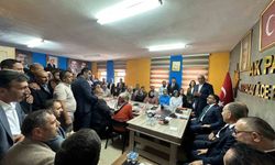 AK Parti Kars'ta ilçe teşkilatlarını buluşturdu: 'Birlik ve beraberlik içinde çalışmaya devam edeceğiz'