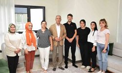 Antakya Belediye Başkanı Yapar, evlerine kavuşan depremzede ailelerle bir araya geldi