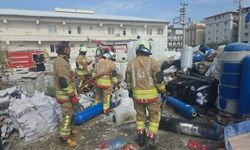 Antakya'da şantiye içerisinde malzemeler alevlere teslim oldu