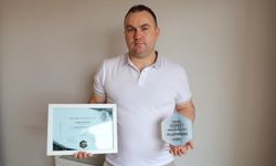 Arı kovanlarını açtığında peteklerde yeşil renkli bal ile karşılaştı
